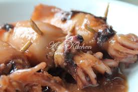Ada 4 ekor sotong torak yang segar dengan warna merah jambunya. Ketupat Sotong Kelantan Azie Kitchen