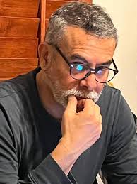 Si aún me amaras Si... Si me amaras. Así, si tan sólo me amaras. Correría  hacia ti. Sin pensarlo ni dudarlo. Lo dejaría todo. Las madrugadas de café,  los libros, los poemas