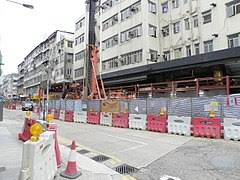展示於土瓜灣站大堂玻璃板上的藝術品《家》，是由社區共同參與創作。 在藝術家梁美萍的概念框架內，讓逾100位土瓜灣街坊 分享「家」中的物件，並寫下背後一個個尋常而又獨一無二的故事。 透過作品， 港鐵站成為時光錦囊，在環境變遷中，把街坊的「家」保存，與每位過客分享憶記。 å®‹çš‡è‡ºç«™ Wikiwand