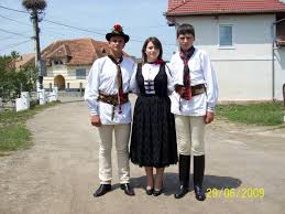 Tipul de croi este cel portul femeiesc din țara moților, bucium. Frumosul Port Popular Romanesc Din Palos Ardeal Nicopa