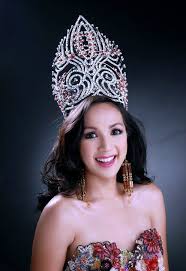 The Beauty Queen Shot Wearing A Queen Universe Crown Created By Mark Anthony Masa And Accessories By Simply Cebuana This Ph Beauty Beauty Queens Photoshoot