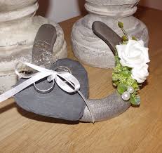 Ringkissen Ringhalter Hufeisen Weisse Rosen Schiefer Herz Fur Eheringe Hochzeit Eiserne Hochzeit Hufeisen Hochzeit Ringkissen Hochzeit