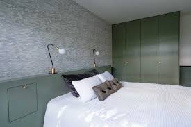 Tete De Lit Et Dressing Sur Mesure Papier Peint Paper Mint Lampe Roger Galo Realisatio Design Chambre Moderne Idee Deco Chambre Parentale Meuble Tete De Lit