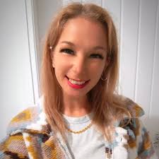 I need recommendations for someone to make a cake for my mum's 50th please x