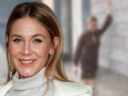 Maybe you would like to learn more about one of these? Fruhstucksfernsehen Moderatorin Alina Merkau Tiefer Ausschnitt Kurzes Kleid Hier Verdreht Sie Den Zuschauern Den Kopf Bunte De