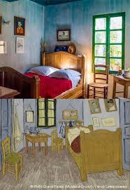 Le lit se trouve en face de la porte et à sa droite il y a une table de chevet en bois, juste. La Chambre De Van Gogh A Arles Existe Et Il Est Possible D Y Dormir Femmes D Aujourd Hui