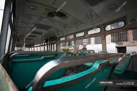 Faccia superiore del ponte esposto a murata. Interior View Of Top Deck Of Bus Seats Window Stock Photo 178921346