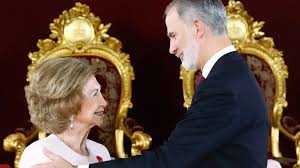 Todas las imágenes y las anécdotas de la entrega el Toisón de oro a la reina Sofía: de las palabras del rey Felipe a un protocolo relajado