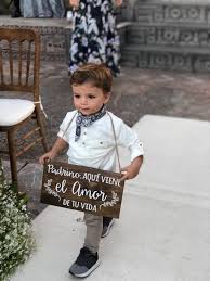 Pajecito De Boda Con Su Precioso Cartel Anunciando La Llegada De La Novia Letrero Para Pajecito Padrino Aqui Viene E La Wedding Civil Wedding Wedding Time
