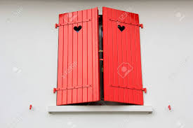 Originally from peru, he obtained his medical degree in spain and then spent several years in england before coming here. Postigo De Madera De Color Rojo Con Un Corazon Fotos Retratos Imagenes Y Fotografia De Archivo Libres De Derecho Image 67836067