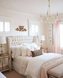 deko tipps weisses bett goldenes ornament nachtschraenke zimmer einrichten schlafzimmer dekorieren zimmer