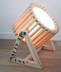 nice wood projector looking floor lamp by beemeubels a mood lamp giving on all sides by the openings arou hout ontwerp verlichting ideeen doe het zelf meubels