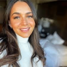 Rebecca Rennison's Instagram, Twitter & Facebook