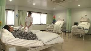 bit.ly3I8JBTs 「こ～んなＨな事ゼッッタイに内緒ですよっ？」勃起したチ○コにナースが興奮！？院内を回診中にパンパンになった僕の肉棒を見てしまったナースは顔を赤らめ恥じらいながらも…【パート2】  - XNXX.COM