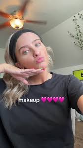 Ariel Duncan's Instagram, Twitter & Facebook