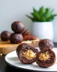 Energie Balls Au Coeur De Beurre De Cacahouete Facon Funky Veggie Recette Beurre De Cacahouete Beurre Alimentation