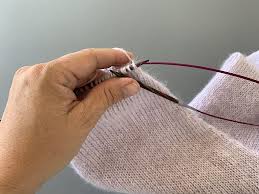 In my opinion, the magic loop technique is simple and elegant, and it avoids the problems of dropping stitches off the ends of double pointed needles. Magic Loop Sadan Laver Du Nemt Den Magiske Lokke Strikker Dk