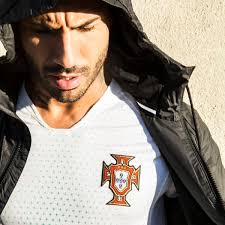 ملعب المنتخب والوان قميص الفريق. Ù…Ù†ØªØ®Ø¨ Ø§Ù„Ø¨Ø±ØªØºØ§Ù„ ÙŠÙƒØ´Ù Ø¹Ù† Ù‚Ù…ÙŠØµÙ‡ Ø§Ù„Ø¬Ø¯ÙŠØ¯ Ù„ÙƒØ£Ø³ Ø§Ù„Ø¹Ø§Ù„Ù… Ù‚Ø¨Ù„ Ù…ÙˆØ§Ø¬Ù‡Ø© Ø§Ù„ÙØ±Ø§Ø¹Ù†Ø© Ø§Ù„ÙŠÙˆÙ… Ø§Ù„Ø³Ø§Ø¨Ø¹