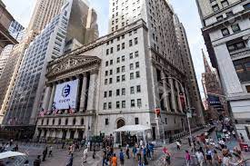 Wall Street Street View New York - Augustus 24: Meningen Van Aan De Wall Street En Gebouwen In Het  Financiële District In Manhattan Downtown, New York Op 24 Augustus 2015. Wall  Street Is Een Belangrijke Financiële