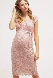 Abito premaman dal taglio svasato, con scollo a barchetta, impreziosito dalla manica realizzata a forma di rosa che lo rende elegante e sofisticato, la lunghezza è sopra il ginocchio. Abito Premaman In Pizzo Cipria Morbido E Elegante Che Cresce Con Voi