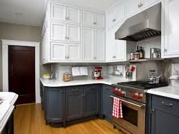 The kitchen trends planned for 2021, suggest a range of colors for the kitchen that include two different tones, natural neutrals such as greige, gray and oak, palettes dominated by warm earth tones like oranges and intense shades such as navy blue. New Decorating Trends For Kitchen Colors 2021 New Decor Trends