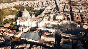 Makam santo petrus terletak langsung di bawah struktur ini. Basilika Santo Petrus Gereja Yang Dibangun Di Atas Makam Paus Pertama