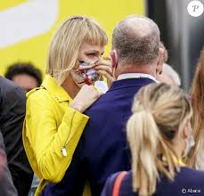 D'abord coiffée d'une longue et belle chevelure blonde il y a 10 ans, elle a craqué récemment pour un carré puis une coupe courte.pour clore 2020, charlene de monaco a donc opté pour une mise en. Charlene De Monaco Mini Frange Look Solaire Et Complicite Avec Albert Purepeople