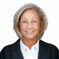 ✨ Employee Spotlight: Lori Singleton ✨ Meet Lori Singleton, our SVP of Bank  Operations, who's been with Lineage Bank since October 2021 and is the  operational engine behind so much of what