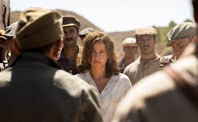 Coge un puñao de arena fina extiendela por tu camino baja hasta el fondo de tu alma y y amando y a amar se aprende amando y amando y no aprendiste nada y amandote te di lo que tenia y amando y ya no tengo nada. La Serie Dime Quien Soy De Eduard Cortes Se Estrenara En El Zinemaldia El Diario Vasco