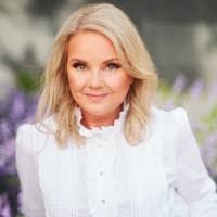 Amanda Hellberg's Instagram, Twitter & Facebook