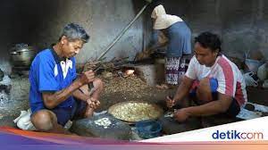 Jadi, buat yang masih butuh kejelasan hubungan ini, ehm… maksudnya penjelasan tambahan tentang ebi, bisa meluncur ke ebi daring. Jelang Lebaran Jasa Pembuatan Emping Di Purworejo Banjir Pesanan