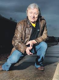 Domů po trati, jedu přes kopce, a d za okny padá, padá sníh, budou vánoce, a d chmury, trable, starosti, nechal jsem ve městě, a d už slyším lidi na půlnoční zpívat v. Islh2dfgtbyljm