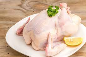 Menurut perkiraan, ada sekitar 24 miliar ayam di seluruh dunia. Mencuci Daging Ayam Mentah Sebelum Dimasak Ternyata Berbahaya Lho
