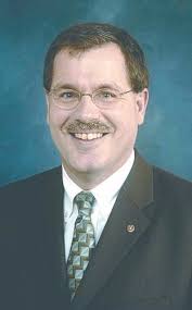 Chancellor encourages grads to 're-gift' at commencement