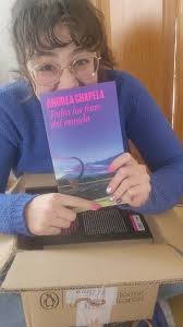 El primer unboxing de mi vida :) , Hoy oficialmente sale "Todos los fines  del mundo". Me emociona mucho que ya comience a llegar a las manos de los  lectores 💜🩷