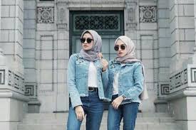 Bahkan memakai celana dan jaket denim secara bersamaan bukan pilihan yang salah untuk tampil ganteng maksimal. 7 Ide Padukan Jaket Jeans Dengan Hijab Yang Bisa Membuat Gaya Anda Terlihat Stylish Womantalk