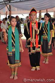 Sayangnya, mencari berbagai pakaian tradisional umumnya cukuplah sulit. Dusun Garo Maruwiah Ahmat