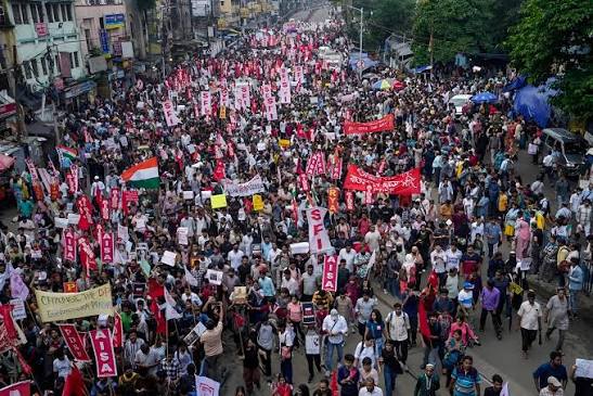 Maktoob - As 'Azadi' echoes through Kolkata, students turn solidarity march  into a larger rebellion against repression
