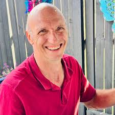 JJ sê: Almal soek altyd geharde plante wat dwarsdeur die jaar blom. Een van  hulle is die gewone Daisy bosse maar vandag wil ek meer gesels oor die  Malanseuns plant van die