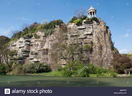 A bare hill, half hollowed out by abandoned tunnel quarries and filled with the. Frankreich Paris Park Buttes Chaumont Belvedere Oder Tempel Von Sybil Stockfotografie Alamy