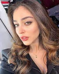 مسلسل جانبي الأيسر v instagram جديد المبدعة جيمري بايسال تودع المشاهدين وشخصيتها بيريجيك في مسلسل جانبي ال in 2021 spring hair color spring hairstyles beauty face