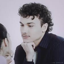 Estilo único de Benjamin Wadsworth: Mullet y Bigote