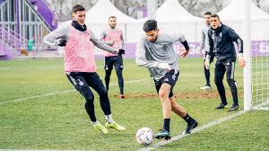 Na posudbi je proveo jednu sezonu u laguni onak nakon koje se vratio u san sebastián i nastavio igrati za b ekipu real sociedada. Kenan Kodro Debut Bei Valladolid Bosnische Nationalmannschaft