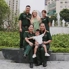 Cô nàng độc thân cũng lâu lâu rồi nên nay tự nhiên có thuyền thì dân tình follow nhiệt tình thôi. Xuáº¥t Hiá»‡n Hinh áº£nh Háº­u Hoang Va MÅ©i TrÆ°á»Ÿng Long Quang Vai Ba Cá»• CÄ'm Nhiá»‡t Liá»‡t Ä'áº©y Thuyá»n