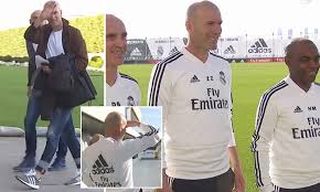 This is the profile site of the manager david bettoni. Zinedine Zidane Poses With Assistants David Bettoni And Hamidou Msaidie At Real Madrid Training Daily Mail Online