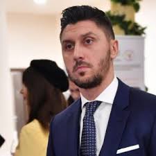 La un an și jumătate de la scandalul „Prosopul de la Cluj”, în care a fost  prins la hotel cu o femeie măritată, Ciprian Marica răbufnește împotriva  celor care încă îl judecă: „Stați, măi, liniștiți că n-am timp să trec pe  la voi!”