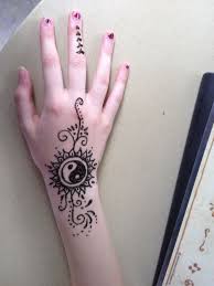 Yin And Yang Henna Tattoo Cute Henna Designs Cute Henna Henna Hand Tattoo