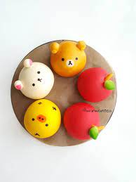 29 7 2016 星期五这是一款彩绘包子 彩绘可以让人无限发挥灵感 让包子可爱起来 把包子排放在一起做成排包造型也好可爱 彩绘包子灵感是来自祭拜节日的传统红彤彤包子 颜色鲜艳的传统包子实 cute desserts steamed buns cute snacks