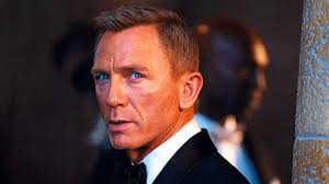Ich glaube gerne, dass Daniel Craig in der Rolle gut gealtert ist, er hatte  auch Jahre später noch diesen tollen Look. Auch seine Haare blieben intakt  und sein Gesicht ist kaum gealtert. :