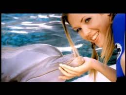 It was released on 1 october 2002 as the first single from her second album tendrement, on which it features as second and 13th tracks, in the original and acoustic versions. Lorie Et Les Dauphins Ze Blog Lorie